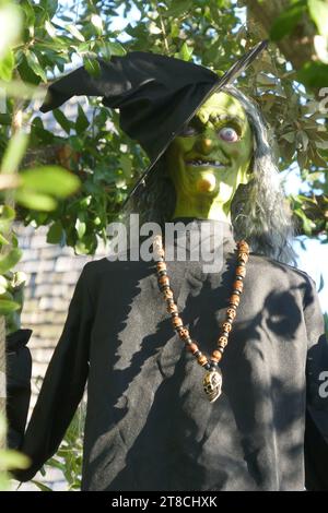 Beverly Hills, California, USA 19 novembre 2023 A Witch at the Witch's House, alias Spadena House on 516 Walden Drive il 19 novembre 2023 a Beverly Hills, California, USA. Foto di Barry King/Alamy Stock Photo Foto Stock