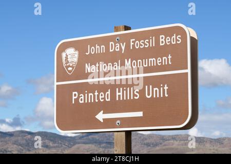 Mitchell, OREGON, USA - 12 ottobre 2023; indicazione per John Day Fossil Beds National Monument Painted Hills Unit Foto Stock