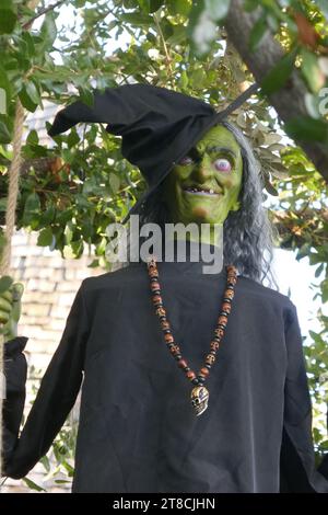 Beverly Hills, California, USA 19 novembre 2023 A Witch at the Witch's House, alias Spadena House on 516 Walden Drive il 19 novembre 2023 a Beverly Hills, California, USA. Foto di Barry King/Alamy Stock Photo Foto Stock
