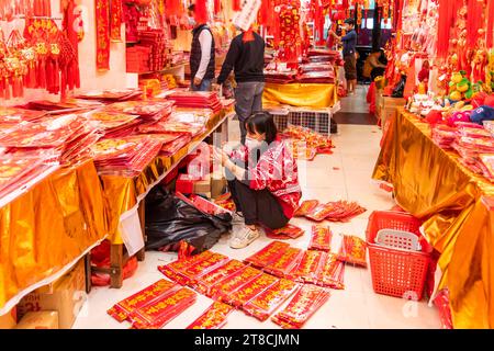 SHEN ZHEN, CINA - 13 gennaio 2023: Persone che acquistano decorazioni tradizionali cinesi e simboli di buona fortuna per il Capodanno cinese nel mercato dei fiori di Shenzhen Foto Stock