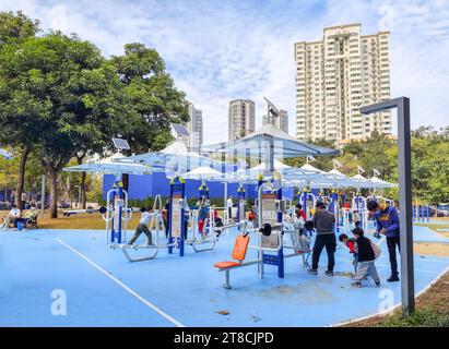 SHEN ZHEN, CINA - gennaio 7,2023: Il moderno parco giochi per bambini con lampioni solari nel parco Foto Stock