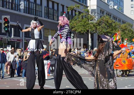 Due giovani donne hanno mostrato di camminare su palafitte durante la 44a parata Doo Dah nella città di Pasadena. Foto Stock