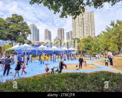 SHEN ZHEN, CINA - gennaio 7,2023: Il moderno parco giochi per bambini con lampioni solari nel parco Foto Stock