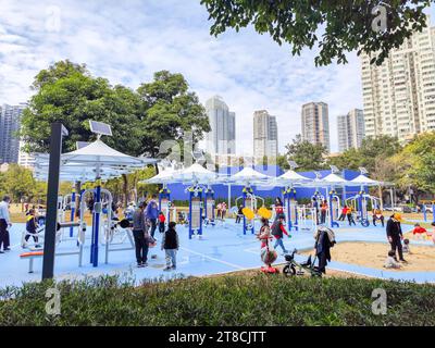 SHEN ZHEN, CINA - gennaio 7,2023: Il moderno parco giochi per bambini con lampioni solari nel parco Foto Stock