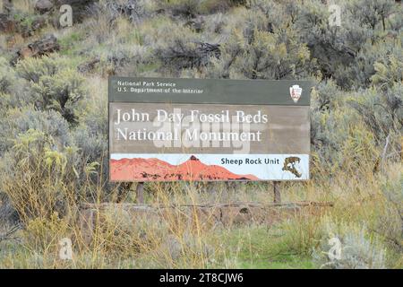 Dayville, OREGON, USA - 12 ottobre 2023; insegna di legno presso l'unità di roccia delle pecore del monumento nazionale John Day Fossil Beds Foto Stock