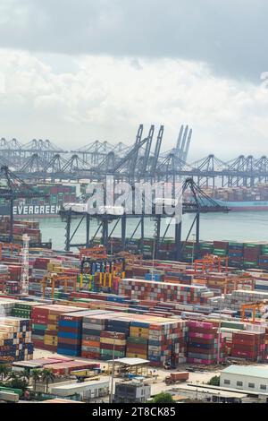 SHENZHEN, CINA - maggio 29 2022: Zona di libero scambio del porto di Yantian, città di Shenzhen, provincia del Guangdong, Cina Foto Stock