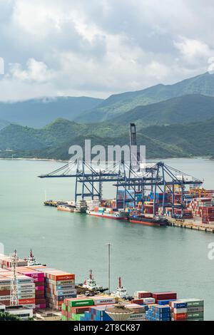SHENZHEN, CINA - maggio 29 2022: Zona di libero scambio del porto di Yantian, città di Shenzhen, provincia del Guangdong, Cina Foto Stock