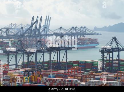 SHENZHEN, CINA - maggio 29 2022: Zona di libero scambio del porto di Yantian, città di Shenzhen, provincia del Guangdong, Cina Foto Stock