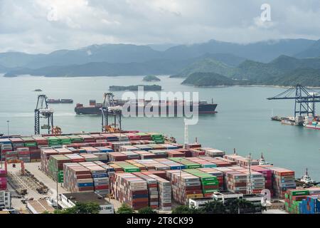 SHENZHEN, CINA - maggio 29 2022: Zona di libero scambio del porto di Yantian, città di Shenzhen, provincia del Guangdong, Cina Foto Stock
