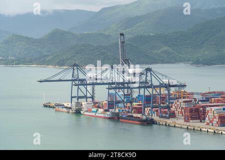 SHENZHEN, CINA - maggio 29 2022: Zona di libero scambio del porto di Yantian, città di Shenzhen, provincia del Guangdong, Cina Foto Stock