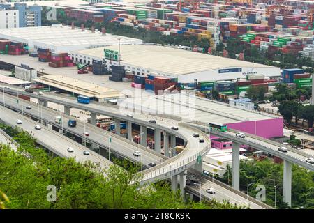 SHENZHEN, CINA - maggio 29 2022: Zona di libero scambio del porto di Yantian, città di Shenzhen, provincia del Guangdong, Cina Foto Stock