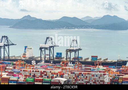 SHENZHEN, CINA - maggio 29 2022: Zona di libero scambio del porto di Yantian, città di Shenzhen, provincia del Guangdong, Cina Foto Stock
