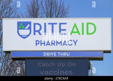 Mount Vernon, WA, USA 17 novembre 2023; firma per la farmacia Rite Aid con drive thru e promemoria vaccini Foto Stock