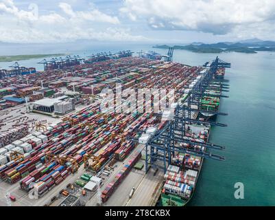 SHENZHEN, CINA - maggio 29 2022: Vista aerea del paesaggio al porto di Yantian nella città di Shenzhen, Cina Foto Stock