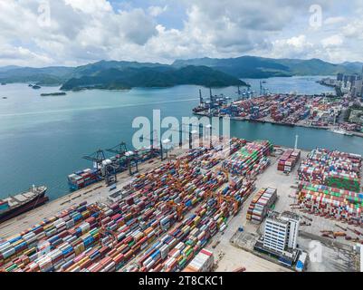 SHENZHEN, CINA - maggio 29 2022: Vista aerea del paesaggio al porto di Yantian nella città di Shenzhen, Cina Foto Stock