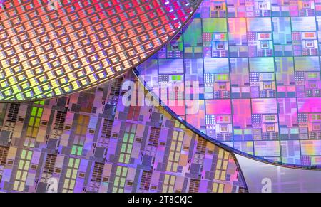 Wafer in silicio con microchip utilizzato nell'elettronica per la fabbricazione di circuiti integrati. Foto Stock