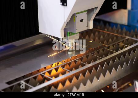 Taglio di lamiere con una macchina da taglio laser CNC. Messa a fuoco selettiva. Foto Stock