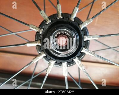 Concetto di riparazione e sostituzione della bicicletta sfondo della ruota posteriore della bicicletta. Primo piano delle parti rotte Foto Stock