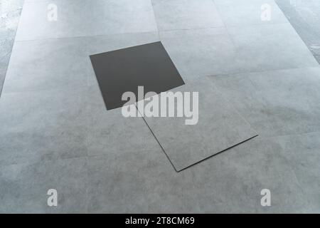 Posa di fogli di linoleum o vinile polimerico per pavimenti. Materiale PVC, set di piastrelle in plastica. Foto Stock