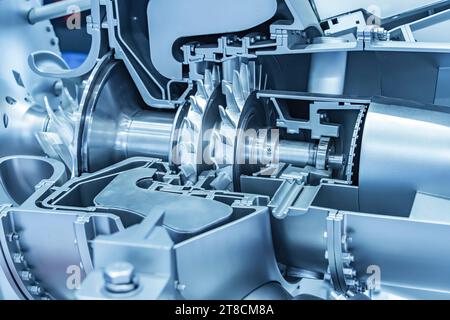 Modello di motore a turbina con sezione longitudinale per lo studio della disposizione delle pale e delle camere di combustione Foto Stock