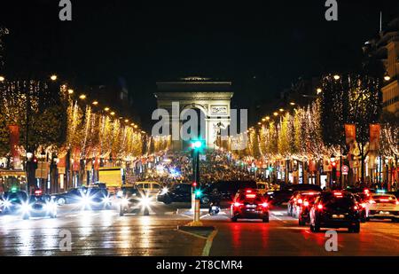 Parigi, Francia. 19 novembre 2023. Gli Champs-Elysees Avenue sono illuminati dalle luci natalizie a Parigi, in Francia, 19 novembre 2023. La cerimonia annuale di illuminazione natalizia si è tenuta qui domenica. Crediti: Gao Jing/Xinhua/Alamy Live News Foto Stock