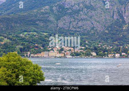La città lacustre di Cadenabbia, Lombardia, Italia, dall'altra parte del lago di Como. Foto Stock