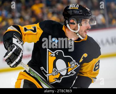 Pittsburgh, Stati Uniti. 19 novembre 2023. Il centro dei Pittsburgh Penguins Sidney Crosby (87) durante il primo periodo di azione delle penne vincono 3-0 contro i Vegas Golden Knights alla PPG Paints Arena di Pittsburgh domenica 19 novembre 2023. Foto di Archie Carpenter/UPI. Crediti: UPI/Alamy Live News Foto Stock