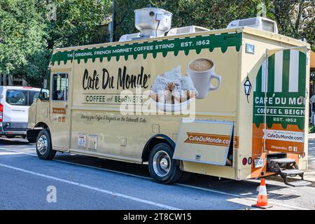 NEW ORLEANS, LOUISIANA, USA - 18 NOVEMBRE 2023: Cafe Du Monde Food Truck parcheggiato in St Charles Avenue per un evento Foto Stock