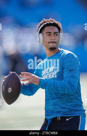 Charlotte, NC USA: Il quarterback dei Carolina Panthers Bryce Young (9) torna a passare durante il riscaldamento pre-partita prima di una partita NFL contro i Dallas Cow Foto Stock