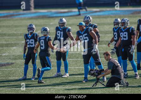 Charlotte, NC USA: Il quarterback dei Carolina Panthers Bryce Young (9) corre sul campo prima di una gara nella NFL contro i Dallas Cowboys alla Bank of Americ Foto Stock