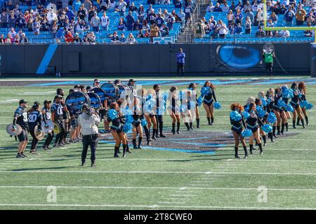 Charlotte, NC USA: Le cheerleader dei Carolina Panthers e la batteria dei Percussion si esibiscono prima di una partita nella NFL contro i Dallas Cowboys alla Bank of Amer Foto Stock
