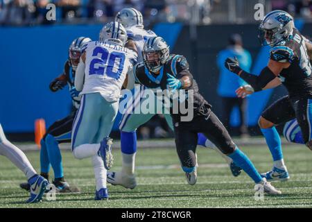 Charlotte, NC USA: Il running back dei Dallas Cowboys Tony Pollard (20) corre con la palla mentre è coperto dal linebacker dei Carolina Panthers Kamu Grugier-Hill (5 Foto Stock