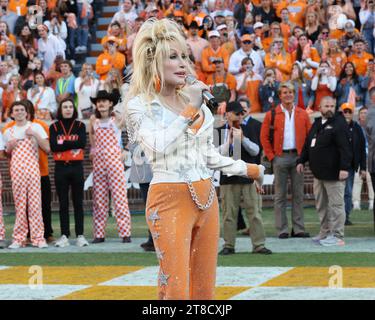 Knoxville, USA. 18 novembre 2023. Dolly Parton si esibisce come i volontari della University of Tennessee giocano i Georgia Bulldogs al Neyland Stadium nel campus della University of Tennessee il 18 novembre 2023 a Knoxville, Tennessee. © Curtis Hilbun/AFF-USA.com credito: AFF/Alamy Live News Foto Stock