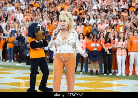 Knoxville, USA. 18 novembre 2023. Dolly Parton si esibisce come i volontari della University of Tennessee giocano i Georgia Bulldogs al Neyland Stadium nel campus della University of Tennessee il 18 novembre 2023 a Knoxville, Tennessee. © Curtis Hilbun/AFF-USA.com credito: AFF/Alamy Live News Foto Stock