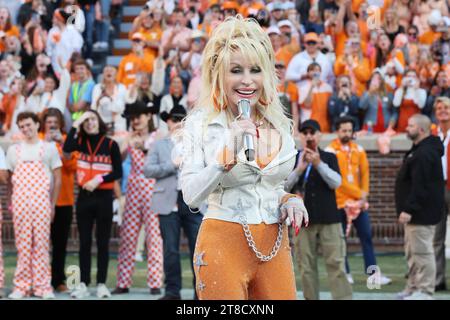 Knoxville, USA. 18 novembre 2023. Dolly Parton si esibisce come i volontari della University of Tennessee giocano i Georgia Bulldogs al Neyland Stadium nel campus della University of Tennessee il 18 novembre 2023 a Knoxville, Tennessee. © Curtis Hilbun/AFF-USA.com credito: AFF/Alamy Live News Foto Stock