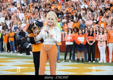 Knoxville, USA. 18 novembre 2023. Dolly Parton si esibisce come i volontari della University of Tennessee giocano i Georgia Bulldogs al Neyland Stadium nel campus della University of Tennessee il 18 novembre 2023 a Knoxville, Tennessee. © Curtis Hilbun/AFF-USA.com credito: AFF/Alamy Live News Foto Stock