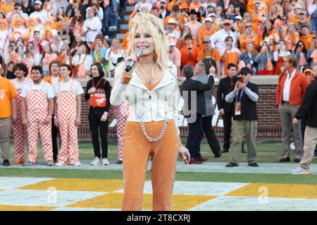 Knoxville, USA. 18 novembre 2023. Dolly Parton si esibisce come i volontari della University of Tennessee giocano i Georgia Bulldogs al Neyland Stadium nel campus della University of Tennessee il 18 novembre 2023 a Knoxville, Tennessee. © Curtis Hilbun/AFF-USA.com credito: AFF/Alamy Live News Foto Stock