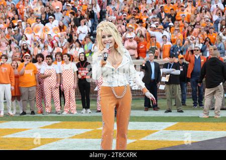 Knoxville, USA. 18 novembre 2023. Dolly Parton si esibisce come i volontari della University of Tennessee giocano i Georgia Bulldogs al Neyland Stadium nel campus della University of Tennessee il 18 novembre 2023 a Knoxville, Tennessee. © Curtis Hilbun/AFF-USA.com credito: AFF/Alamy Live News Foto Stock