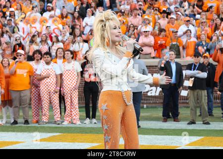 Knoxville, USA. 18 novembre 2023. Dolly Parton si esibisce come i volontari della University of Tennessee giocano i Georgia Bulldogs al Neyland Stadium nel campus della University of Tennessee il 18 novembre 2023 a Knoxville, Tennessee. © Curtis Hilbun/AFF-USA.com credito: AFF/Alamy Live News Foto Stock