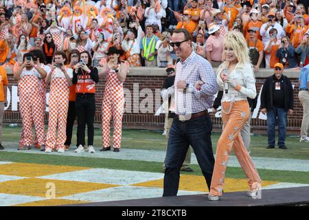 Knoxville, USA. 18 novembre 2023. Dolly Parton, scortata da Peyton Manning, si esibisce come i volontari dell'Università del Tennessee giocano i Georgia Bulldogs al Neyland Stadium nel campus dell'Università del Tennessee il 18 novembre 2023 a Knoxville, Tennessee. © Curtis Hilbun/AFF-USA.com credito: AFF/Alamy Live News Foto Stock