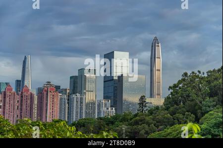 Centro di Shenzhen, quartiere di Futian. Shenzhen è una delle principali città della provincia del Guangdong, in Cina. Foto Stock