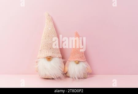 peluche da statuetta di babbo natale su sfondo rosa. Foto Stock