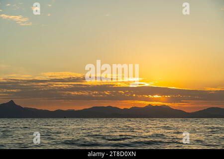 Alba sul mare e la splendida cloudscape Foto Stock
