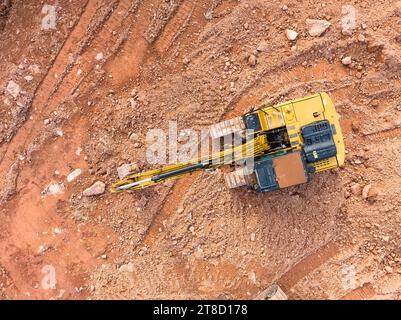 escavatore su pilastri nella fossa della fondazione durante la costruzione della fondazione dell'edificio, scavo. Vista dall'alto dell'antenna Foto Stock
