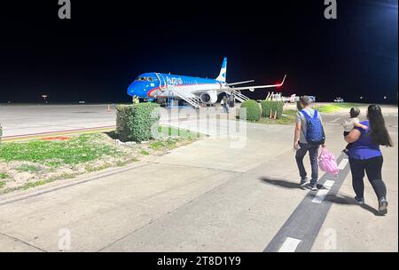 Santiago del estero, Argentina. 19 novembre 2023. (INT) Aeroporto Santiago del estero in Breve. 19 novembre 2023, Santiago del estero, Argentina: Movimento dei passeggeri all'aeroporto di Santiago del estero, Argentina, mentre il paese elegge Javier Milei come nuovo presidente eletto nelle elezioni di Runoff. Credito: Mel Valle/Thenews2 (foto: Mel Valle/Thenews2/Zumapress) (Credit Image: © Mel Valle/TheNEWS2 via ZUMA Press Wire) SOLO EDITORIALE! Non per USO commerciale! Foto Stock