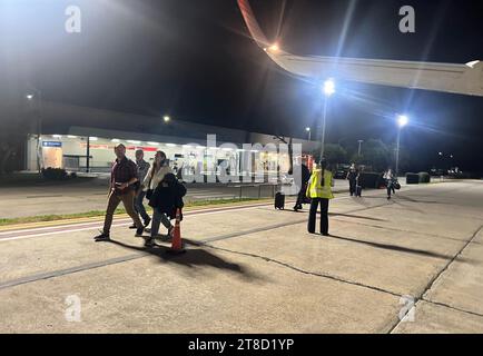 Santiago del estero, Argentina. 19 novembre 2023. (INT) Aeroporto Santiago del estero in Breve. 19 novembre 2023, Santiago del estero, Argentina: Movimento dei passeggeri all'aeroporto di Santiago del estero, Argentina, mentre il paese elegge Javier Milei come nuovo presidente eletto nelle elezioni di Runoff. Credito: Mel Valle/Thenews2 (foto: Mel Valle/Thenews2/Zumapress) (Credit Image: © Mel Valle/TheNEWS2 via ZUMA Press Wire) SOLO EDITORIALE! Non per USO commerciale! Foto Stock