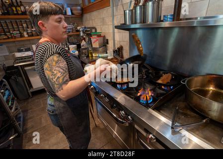 Chef che prepara frittelle di zucchine al Minam River Lodge, Oregon. Foto Stock