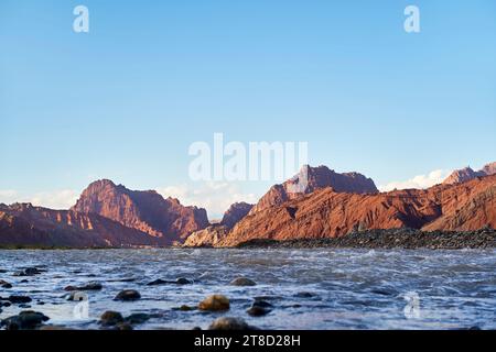 Fiume che scorre dal misterioso Grand Canyon di Tianshan nello Xinjiang, Cina Foto Stock