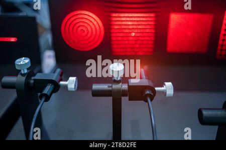 laser su tavolo ottico in laboratorio di fisica Foto Stock