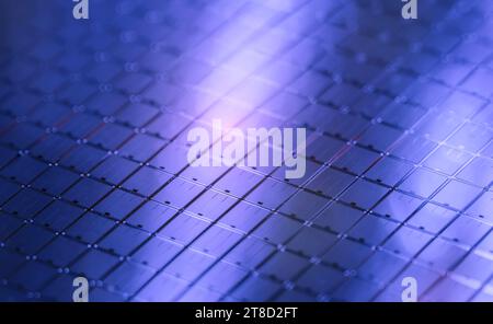 wafer in chip di silicio con sfondo blu Foto Stock